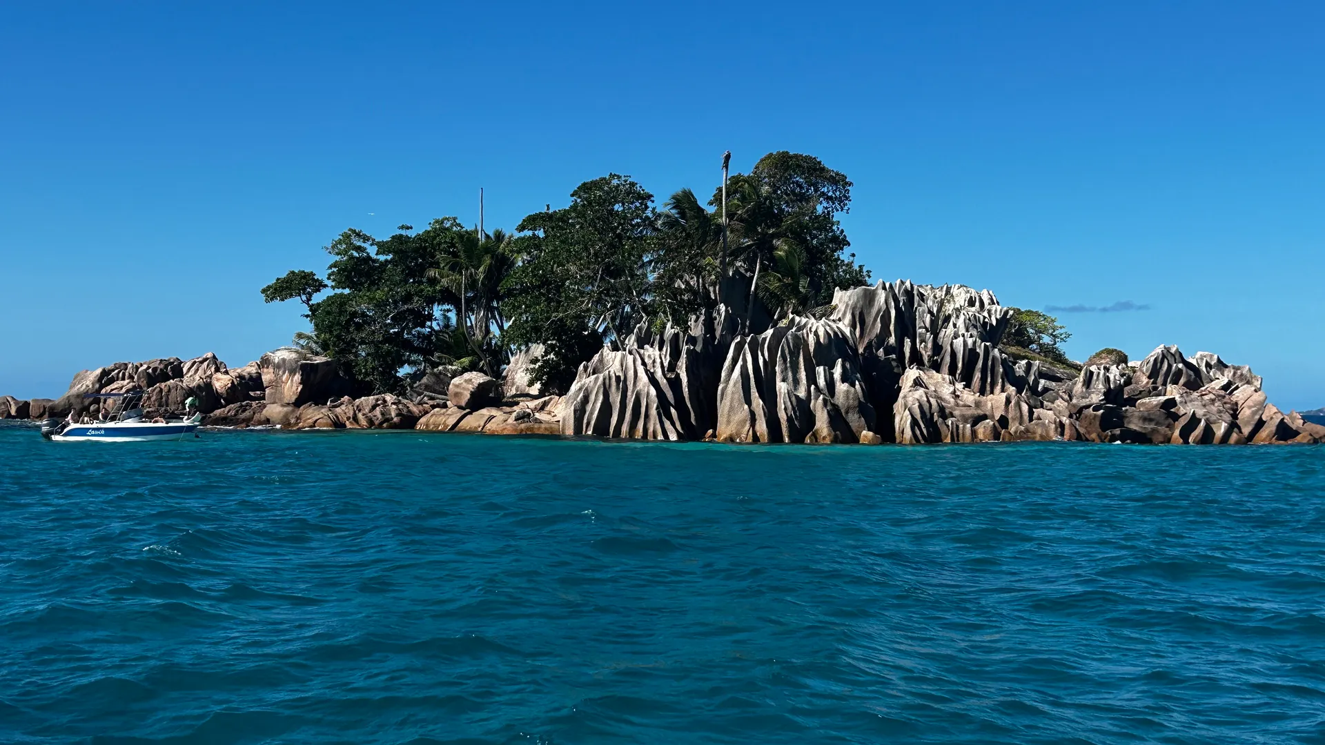 Plage de sable blanc, rochers de granit et eau turquoise, Praslin