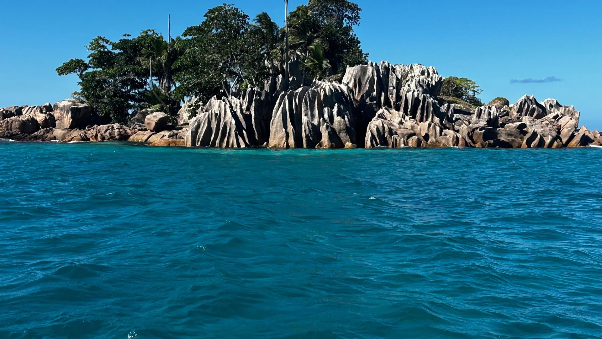 AUREA I, un Capelli Tempest 900 WA, à quai à Eden Island Marina, Mahé
